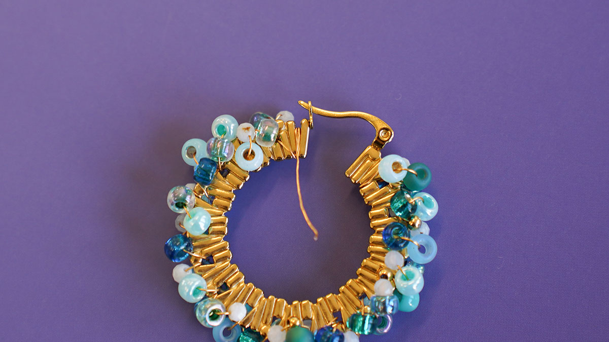 Créoles en perles de rocailles et pierres naturelles : Etape 8 Créoles en perles de rocailles et pierres naturelles : Etape 8