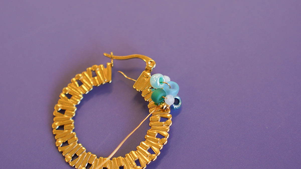 Créoles en perles de rocailles et pierres naturelles : Etape 6 Créoles en perles de rocailles et pierres naturelles : Etape 6