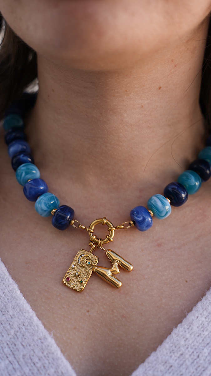 Collier grosses perles en acrylique colorées et pendentif lettre