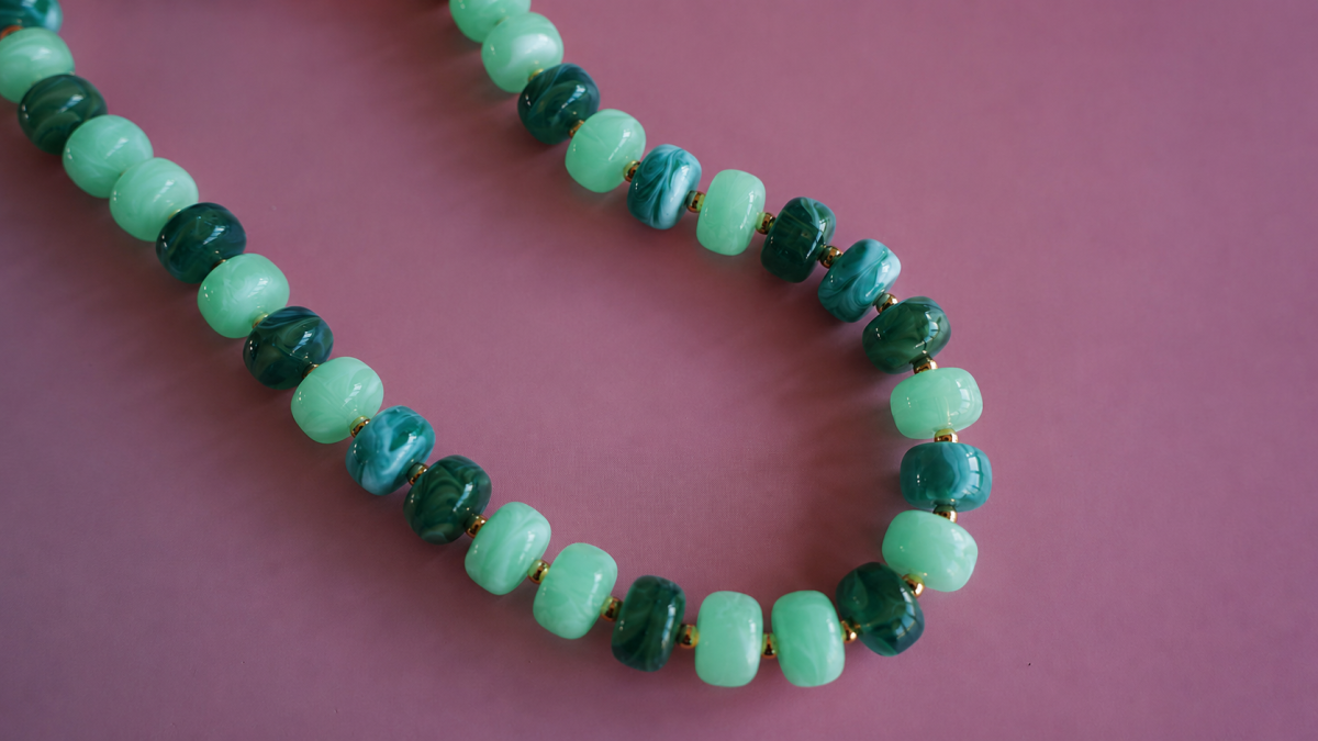 Collier grosses perles en acrylique colorées et pendentif lettre : Etape 1