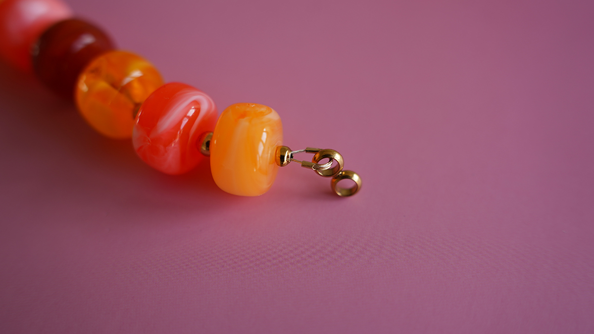 Collier grosses perles en acrylique colorées et pendentif lettre : Etape 2