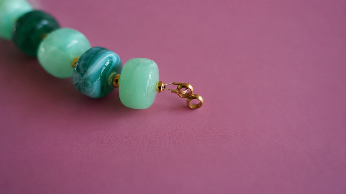 Collier grosses perles en acrylique colorées et pendentif lettre : Etape 2