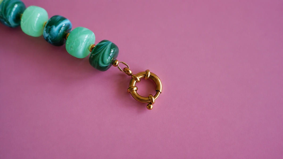 Collier grosses perles en acrylique colorées et pendentif lettre : Etape 3