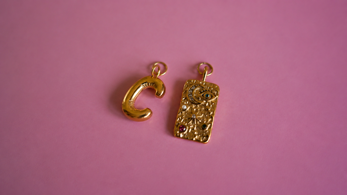 Collier grosses perles en acrylique colorées et pendentif lettre : Etape 4