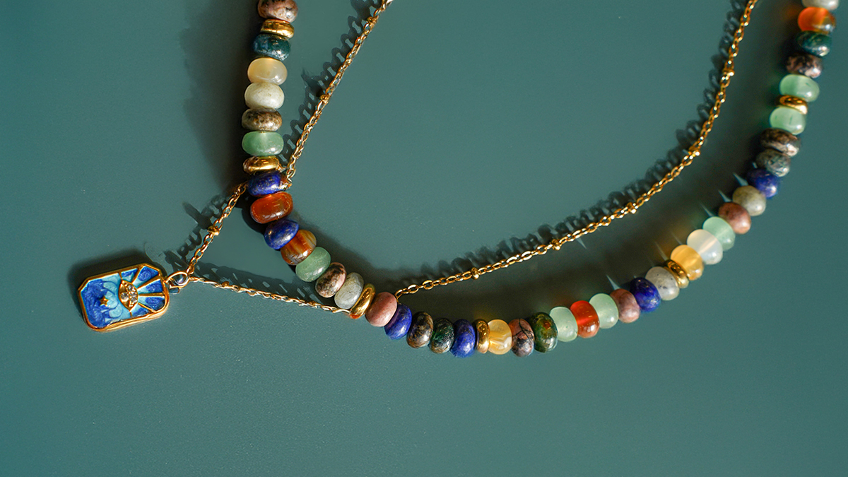 Schéma Collier double rang en perles gemmes et chaîne acier inoxydable doré avec pendentif