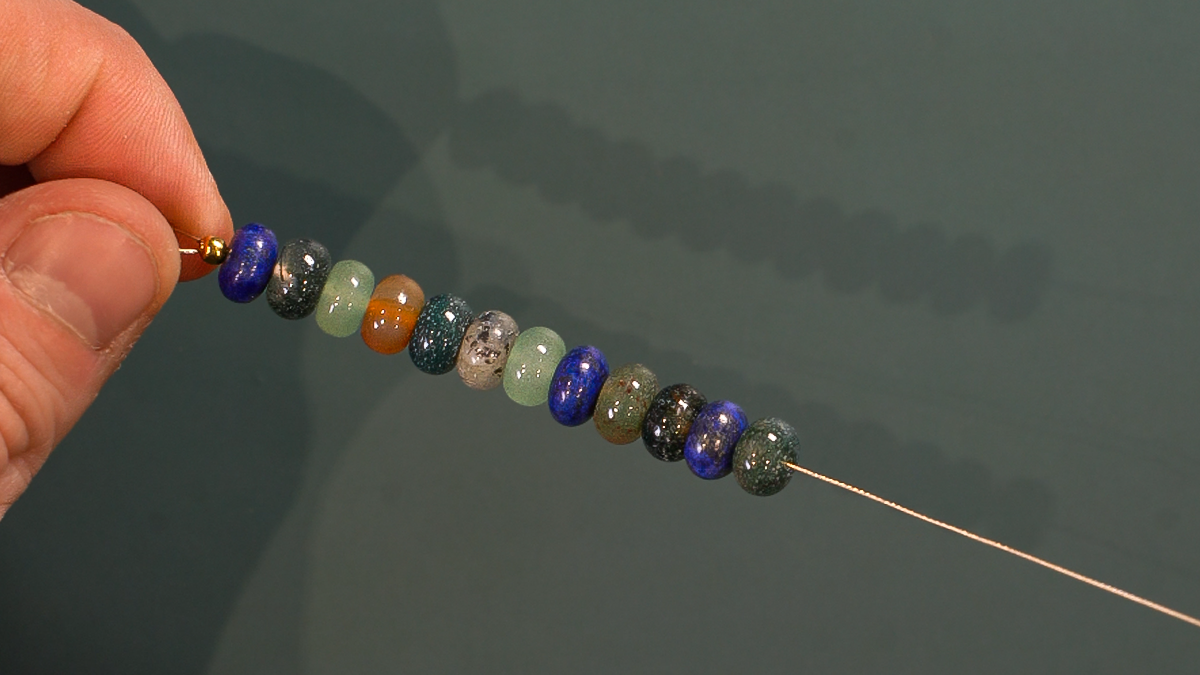 Collier double rang en perles gemmes et chaîne acier inoxydable doré avec pendentif : Etape 4