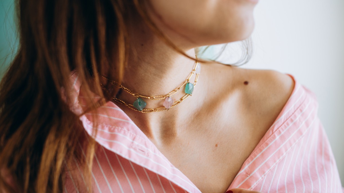 Collier double chaîne et perles trèfle en pierres naturelles Collier double chaîne et perles trèfle en pierres naturelles