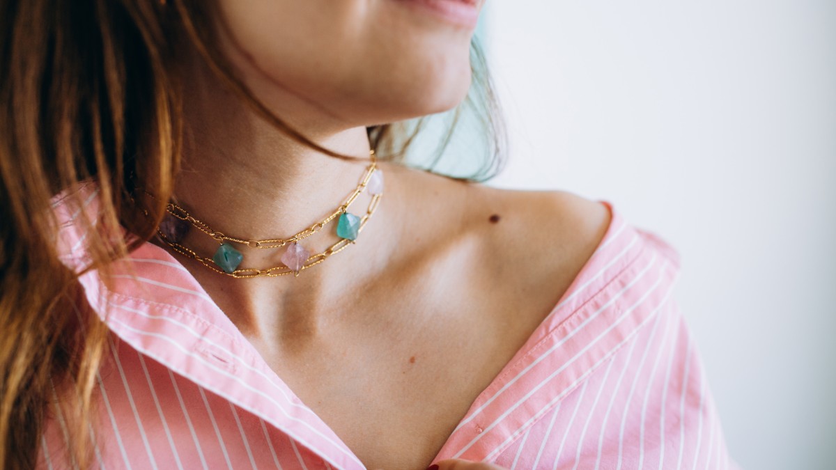 Schéma Collier double chaîne et perles trèfle en pierres naturelles Schéma Collier double chaîne et perles trèfle en pierres naturelles