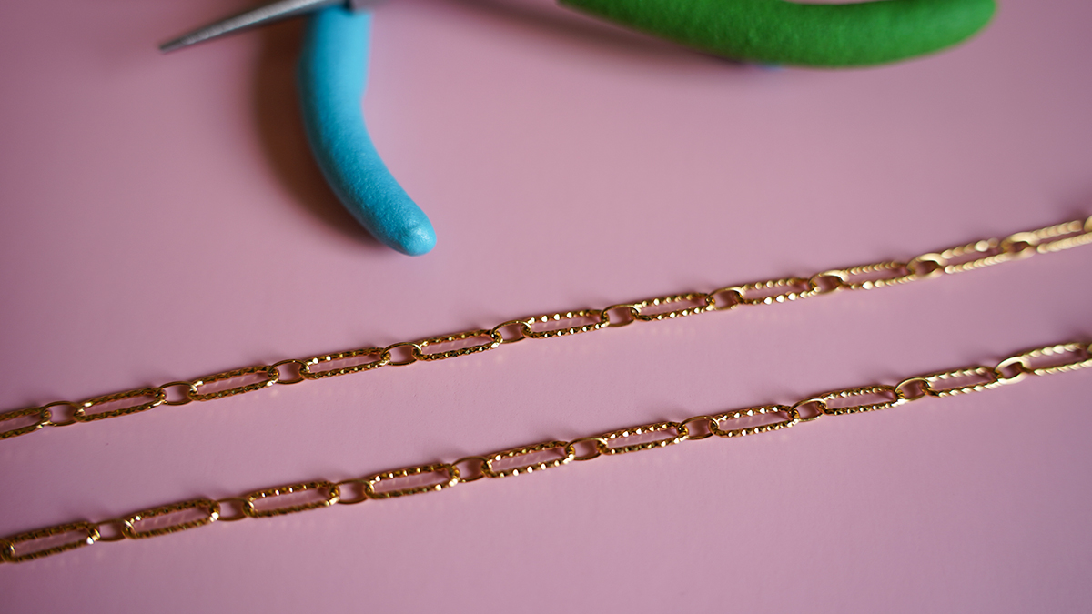 Collier double chaîne et perles trèfle en pierres naturelles : Etape 1 Collier double chaîne et perles trèfle en pierres naturelles : Etape 1