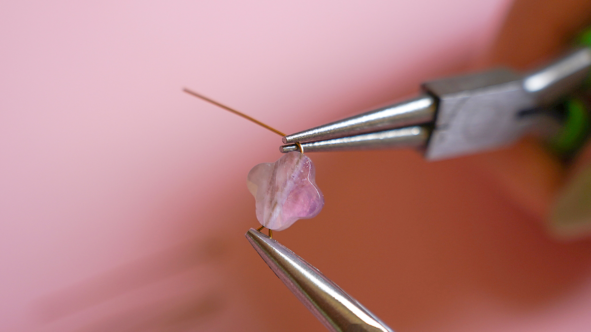 Collier double chaîne et perles trèfle en pierres naturelles : Etape 2 Collier double chaîne et perles trèfle en pierres naturelles : Etape 2