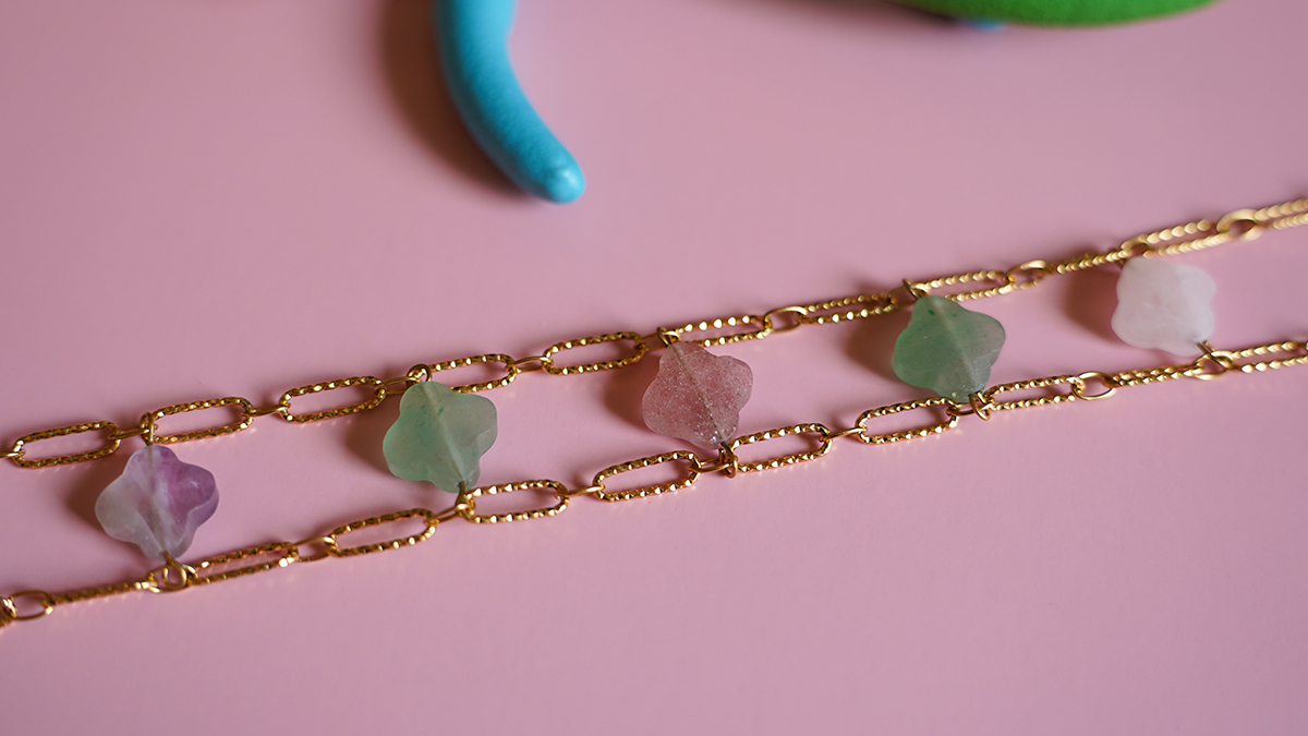 Collier double chaîne et perles trèfle en pierres naturelles : Etape 4 Collier double chaîne et perles trèfle en pierres naturelles : Etape 4