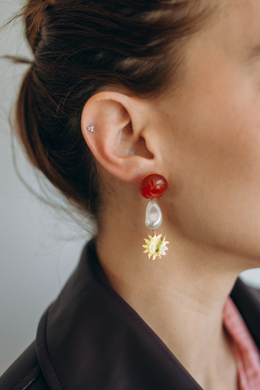 Boucles d'oreilles asymétriques en cornaline et nacrée Swarovski