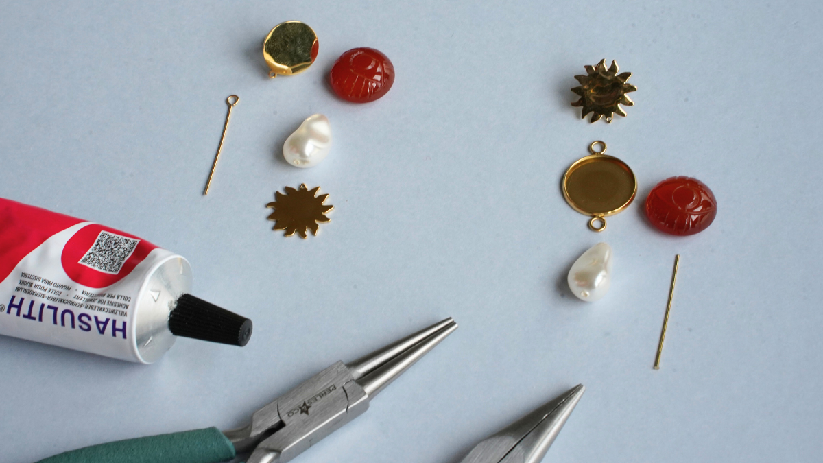 Boucles d'oreilles asymétriques en cornaline et nacrée Swarovski : Etape 1 Boucles d'oreilles asymétriques en cornaline et nacrée Swarovski : Etape 1