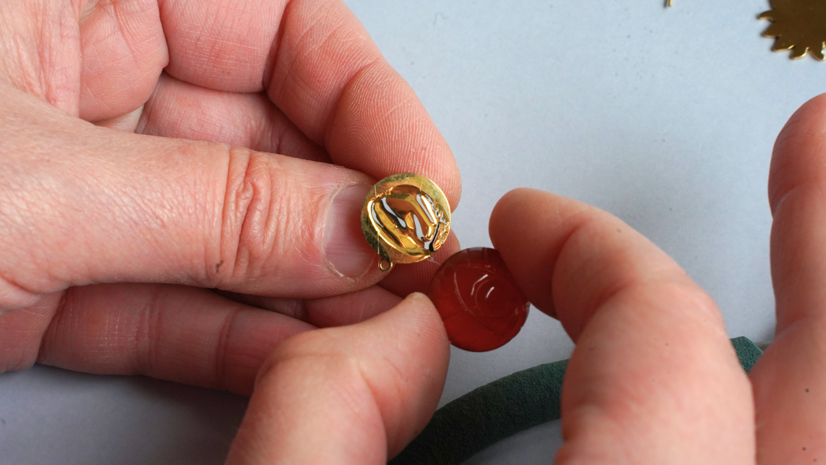 Boucles d'oreilles asymétriques en cornaline et nacrée Swarovski : Etape 2 Boucles d'oreilles asymétriques en cornaline et nacrée Swarovski : Etape 2