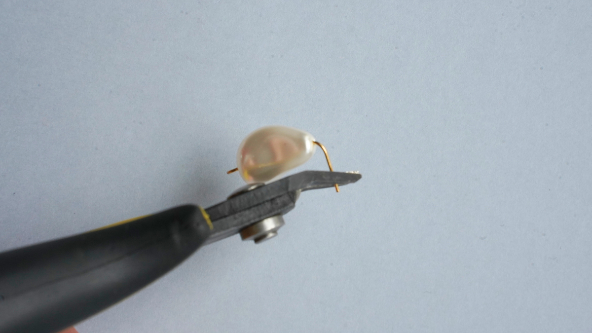 Boucles d'oreilles asymétriques en cornaline et nacrée Swarovski : Etape 3 Boucles d'oreilles asymétriques en cornaline et nacrée Swarovski : Etape 3