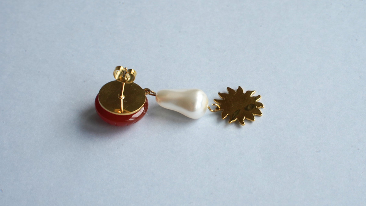 Boucles d'oreilles asymétriques en cornaline et nacrée Swarovski : Etape 4 Boucles d'oreilles asymétriques en cornaline et nacrée Swarovski : Etape 4