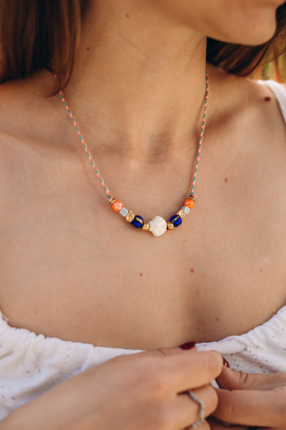 Collier cordon avec perles multicolores