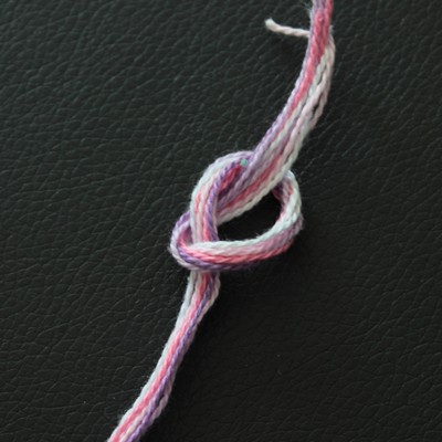 Bracelet brésilien facile avec un motif rayures : Etape 1 Bracelet brésilien facile avec un motif rayures : Etape 1