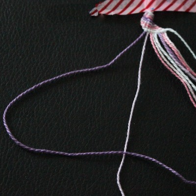 Bracelet brésilien facile avec un motif rayures : Etape 3 Bracelet brésilien facile avec un motif rayures : Etape 3