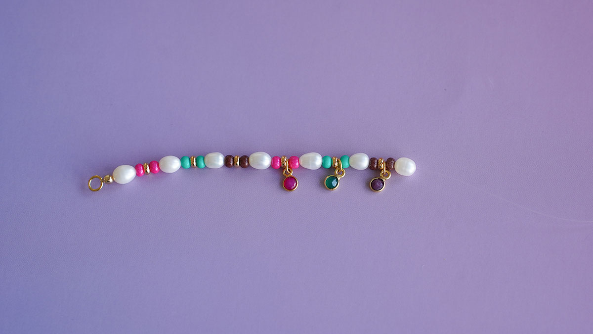 Bracelet avec rocailles colorées et perles d'eau douce : Etape 5 Bracelet avec rocailles colorées et perles d'eau douce : Etape 5