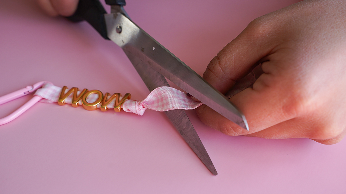 DIY bijou de sac fête des mères : porte-clé nœud en perles nacrées et lettres : Etape 4