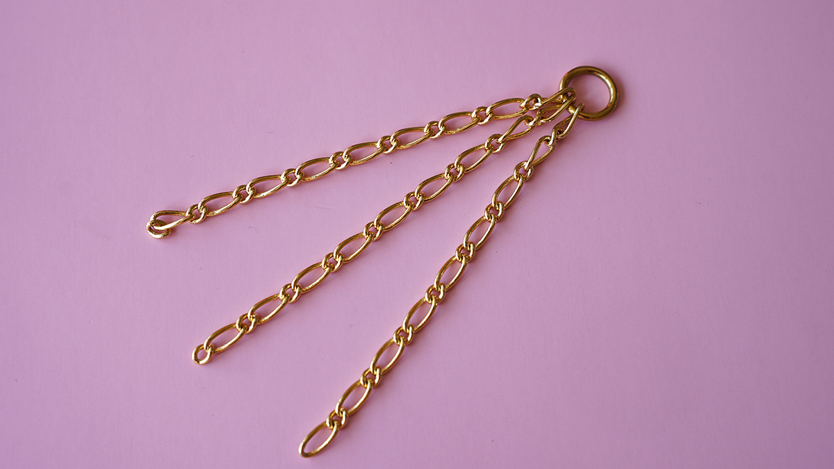 DIY bijou de sac fête des mères : porte-clé nœud en perles nacrées et lettres : Etape 5