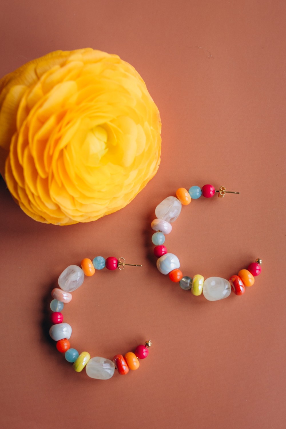 Schéma Boucles d'oreilles avec mix de perles colorées Schéma Boucles d'oreilles avec mix de perles colorées