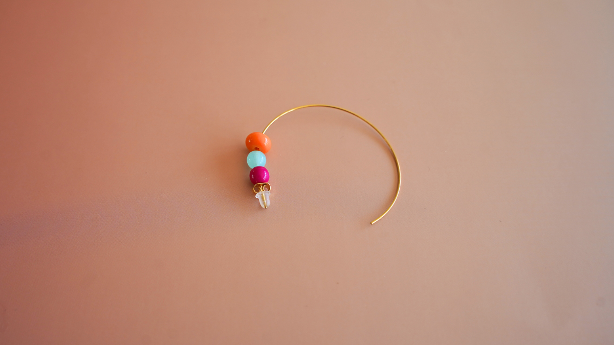 Boucles d'oreilles avec mix de perles colorées : Etape 2 Boucles d'oreilles avec mix de perles colorées : Etape 2