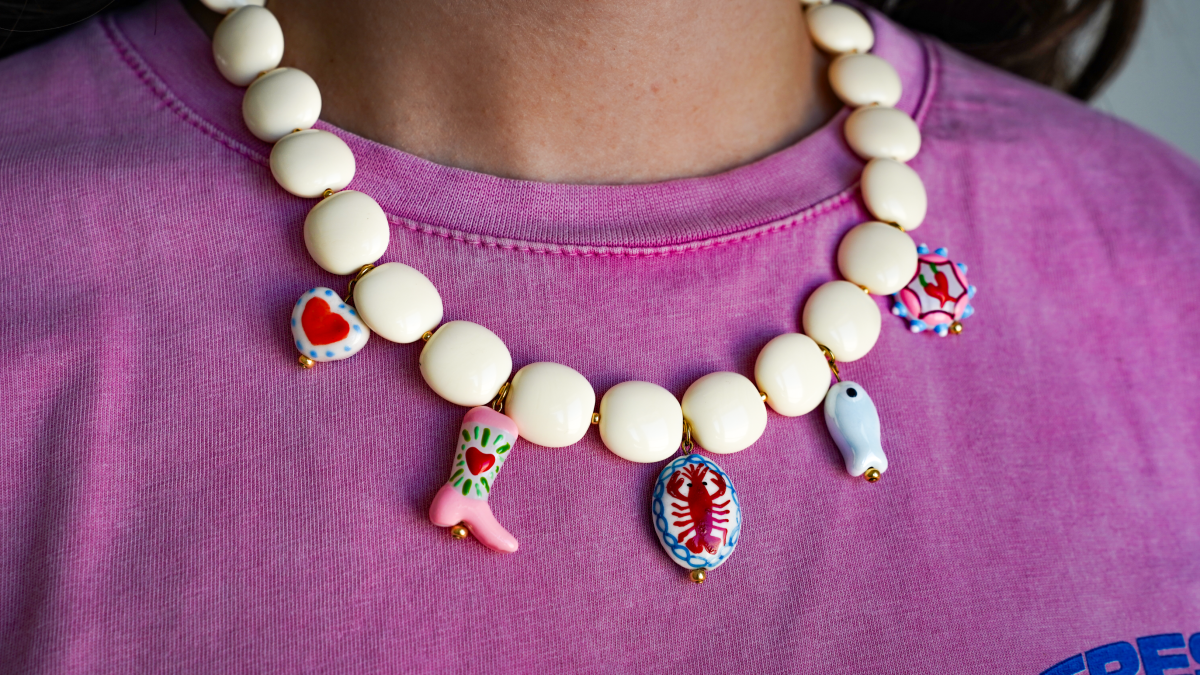 Schéma Collier en perles résines opaques et pendentifs colorés Schéma Collier en perles résines opaques et pendentifs colorés