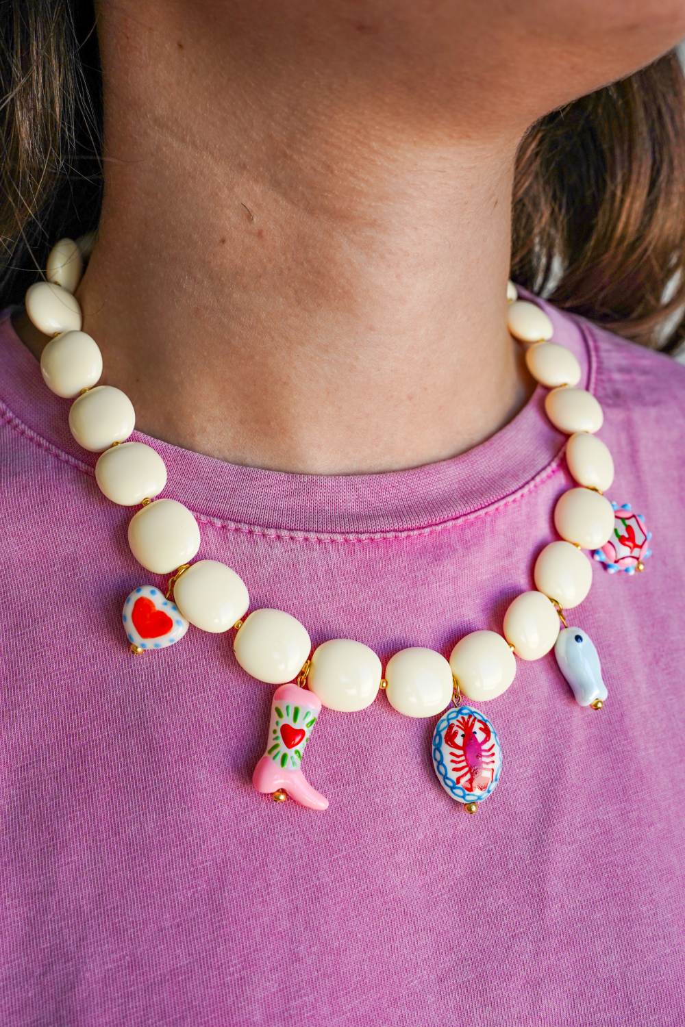 Schéma Collier en perles résines opaques et pendentifs colorés Schéma Collier en perles résines opaques et pendentifs colorés