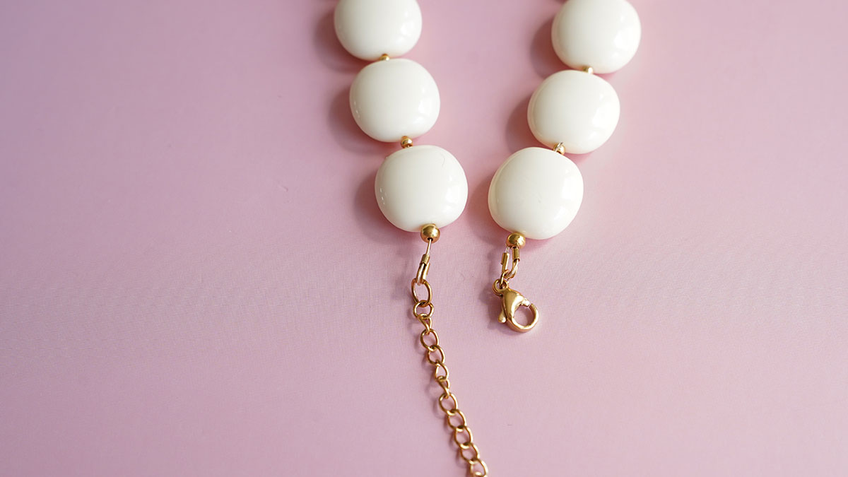 Collier en perles résines opaques et pendentifs colorés : Etape 8 Collier en perles résines opaques et pendentifs colorés : Etape 8