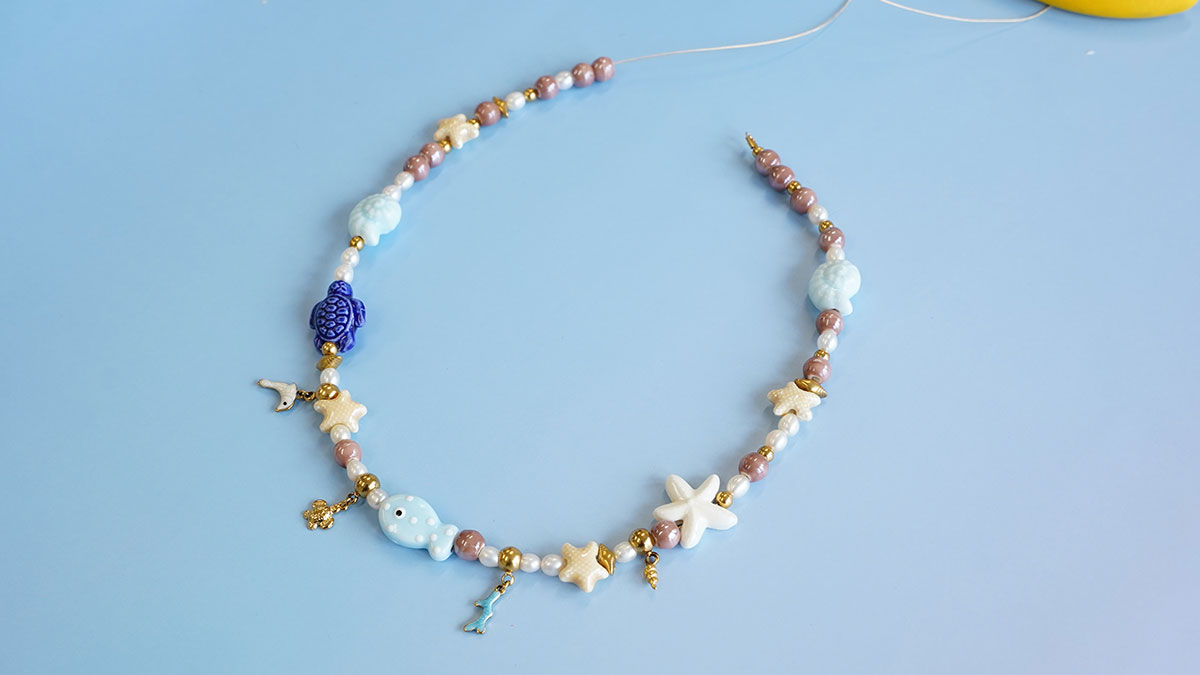 Collier avec perles céramiques et perles d'eau douce : Etape 5