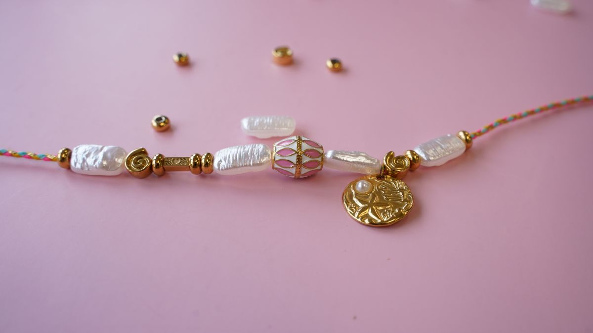 Bracelet marin cordon et breloques : un bijou DIY coloré pour l’été : Etape 3 Bracelet marin cordon et breloques : un bijou DIY coloré pour l’été : Etape 3
