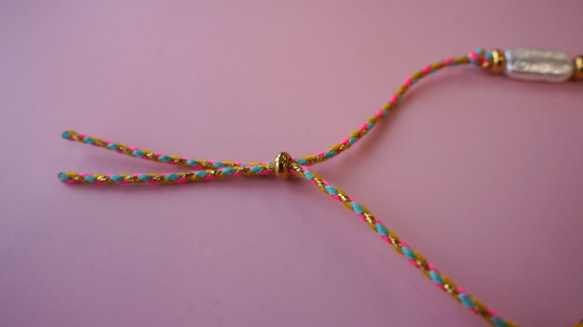 Bracelet marin cordon et breloques : un bijou DIY coloré pour l’été : Etape 6 Bracelet marin cordon et breloques : un bijou DIY coloré pour l’été : Etape 6