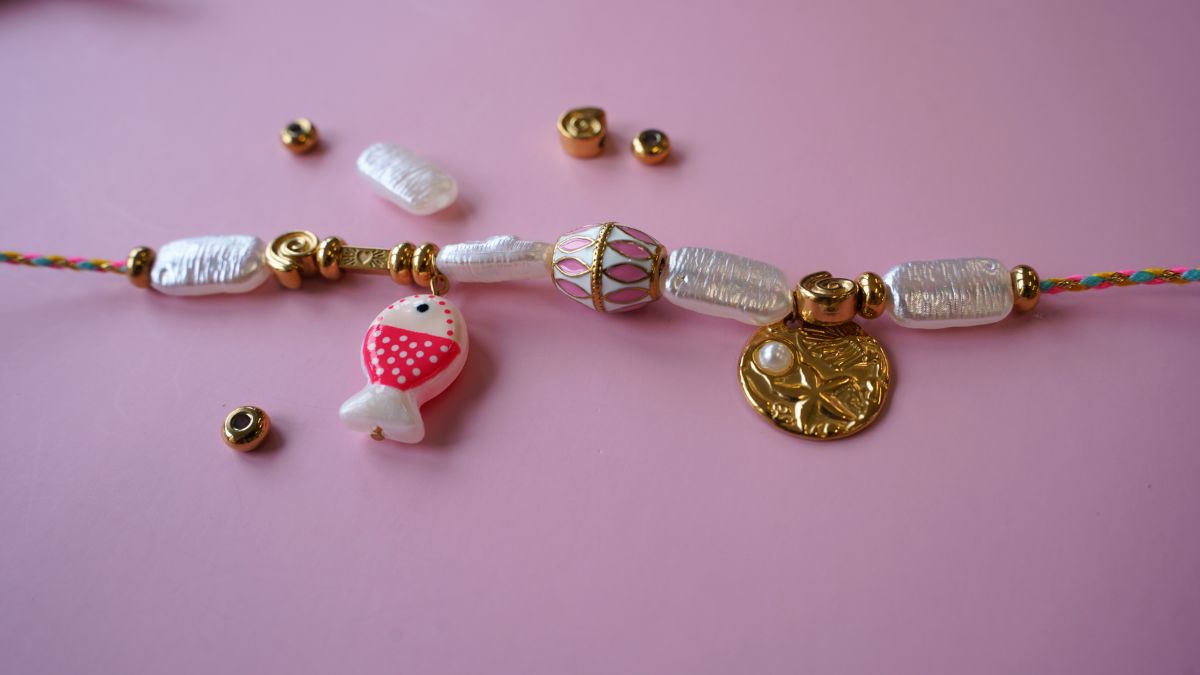 Bracelet marin cordon et breloques : un bijou DIY coloré pour l’été : Etape 4 Bracelet marin cordon et breloques : un bijou DIY coloré pour l’été : Etape 4