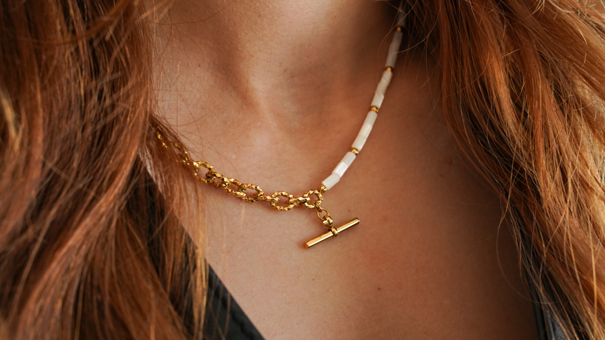 Collier pendentif barre et perles tubes en nacre
