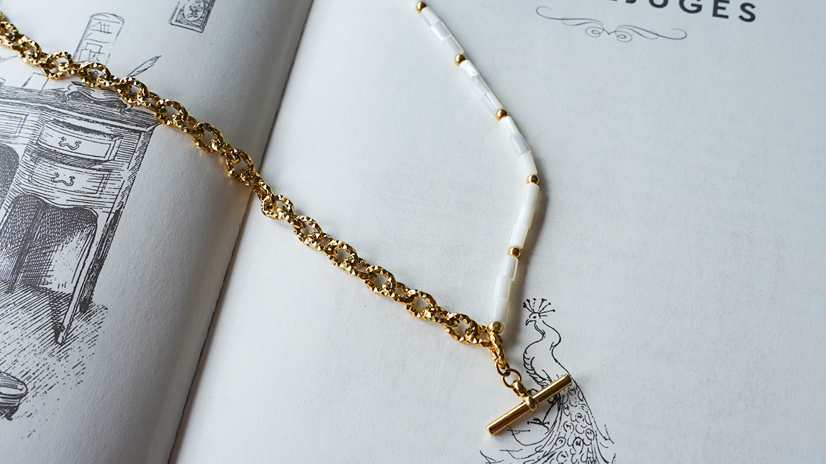 Schéma Collier pendentif barre et perles tubes en nacre Schéma Collier pendentif barre et perles tubes en nacre