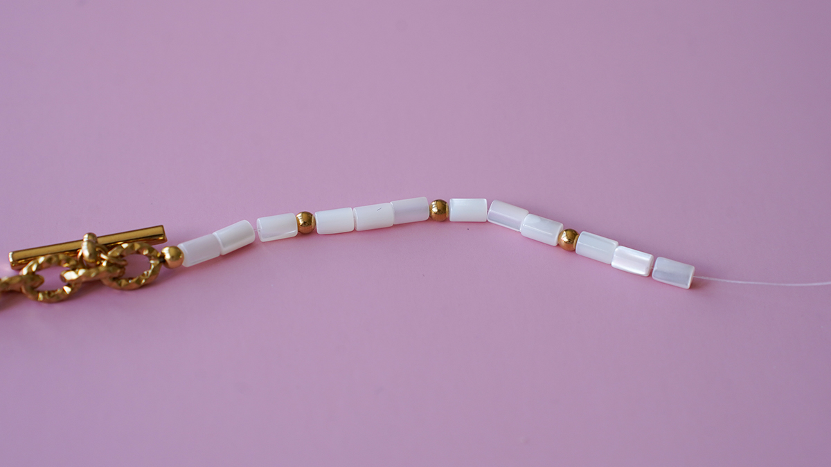 Collier pendentif barre et perles tubes en nacre : Etape 3 Collier pendentif barre et perles tubes en nacre : Etape 3