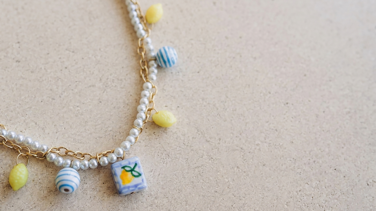 Schéma Collier citrons en acier inoxydable, imitations perles nacrées et perles en céramique Schéma Collier citrons en acier inoxydable, imitations perles nacrées et perles en céramique