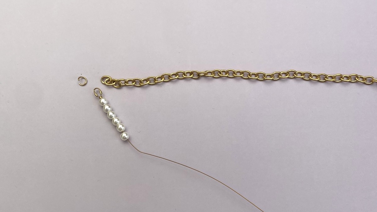 Collier citrons en acier inoxydable, imitations perles nacrées et perles en céramique : Etape 2 Collier citrons en acier inoxydable, imitations perles nacrées et perles en céramique : Etape 2