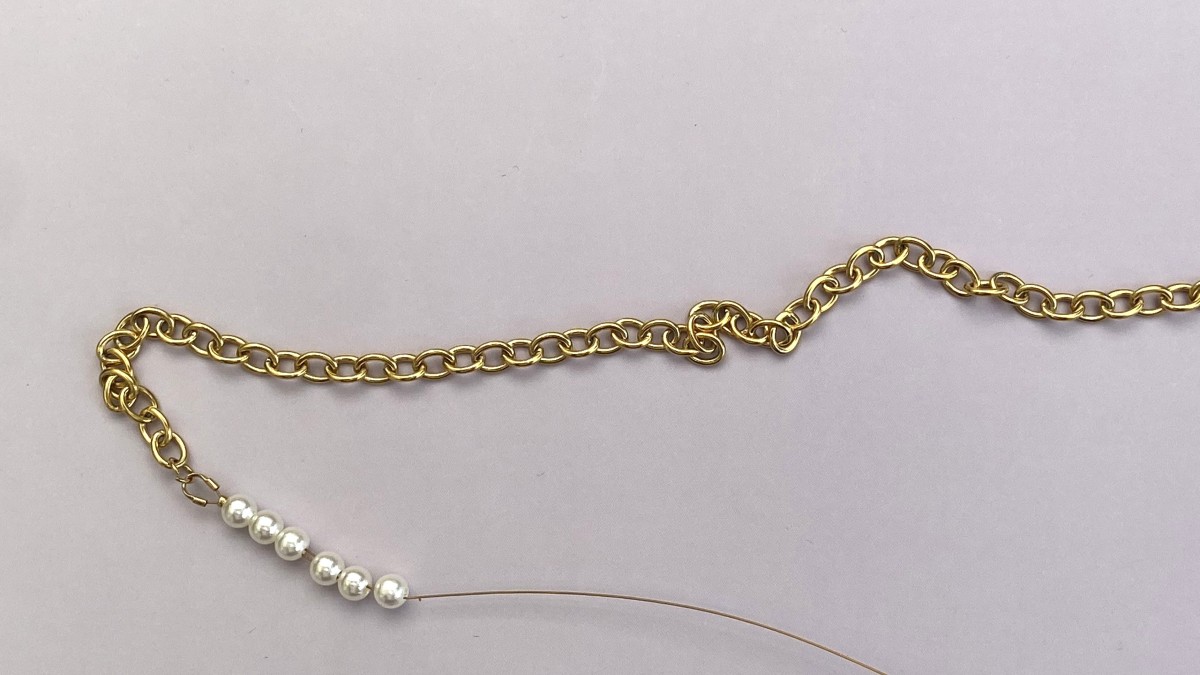 Collier citrons en acier inoxydable, imitations perles nacrées et perles en céramique : Etape 3 Collier citrons en acier inoxydable, imitations perles nacrées et perles en céramique : Etape 3