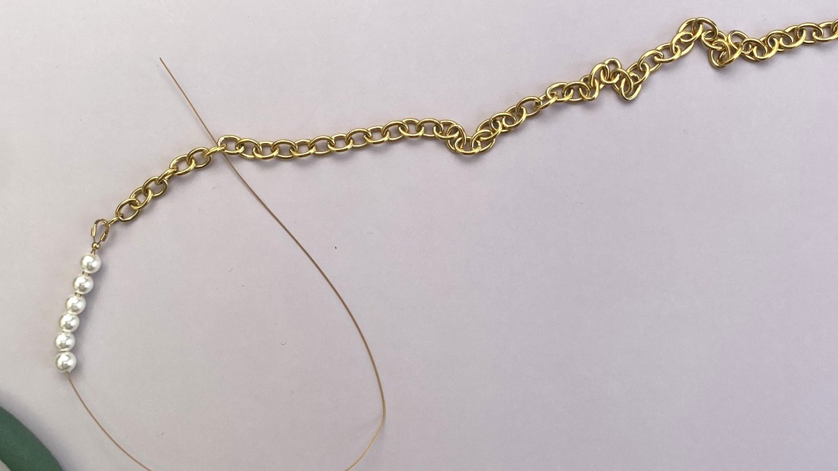 Collier citrons en acier inoxydable, imitations perles nacrées et perles en céramique : Etape 4 Collier citrons en acier inoxydable, imitations perles nacrées et perles en céramique : Etape 4