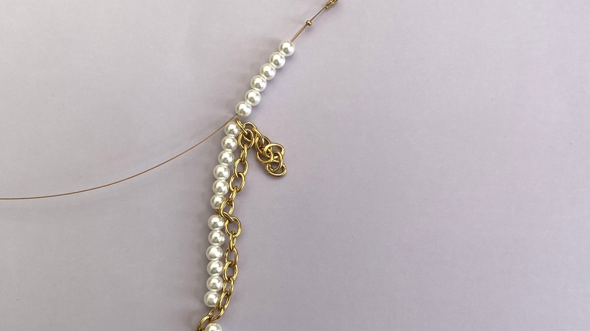 Collier citrons en acier inoxydable, imitations perles nacrées et perles en céramique : Etape 10 Collier citrons en acier inoxydable, imitations perles nacrées et perles en céramique : Etape 10