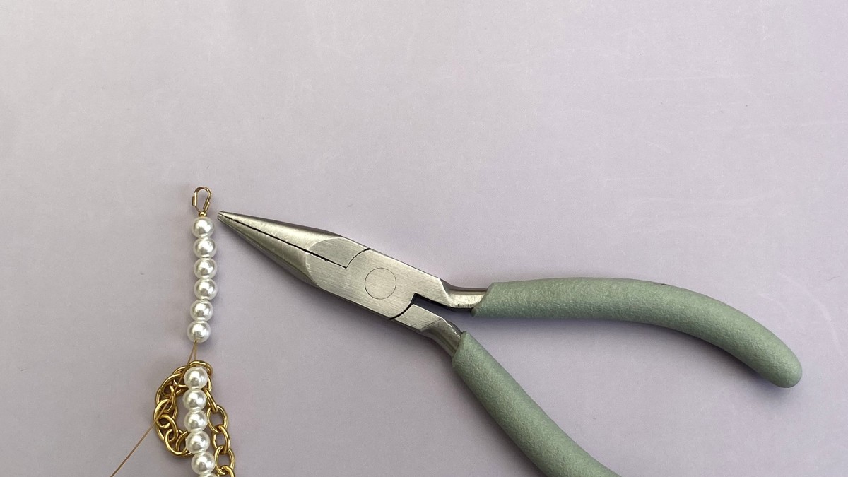 Collier citrons en acier inoxydable, imitations perles nacrées et perles en céramique : Etape 11 Collier citrons en acier inoxydable, imitations perles nacrées et perles en céramique : Etape 11