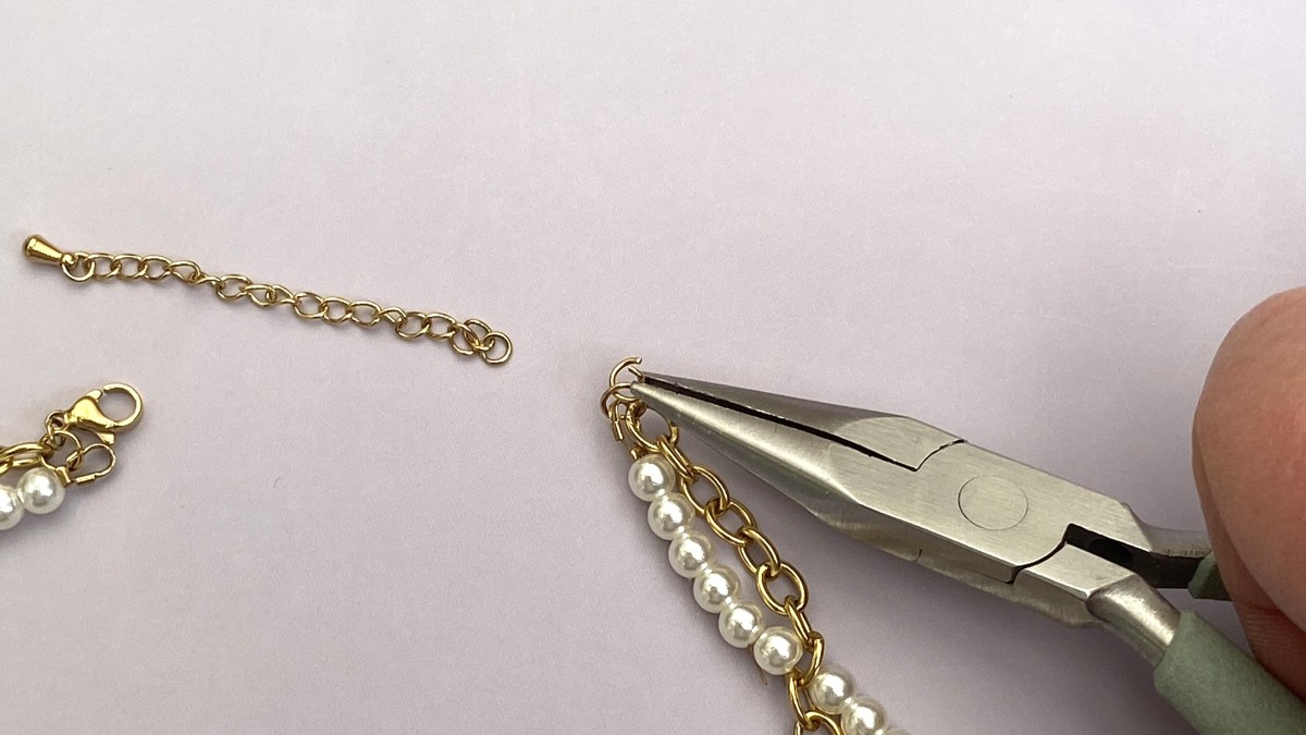 Collier citrons en acier inoxydable, imitations perles nacrées et perles en céramique : Etape 13 Collier citrons en acier inoxydable, imitations perles nacrées et perles en céramique : Etape 13