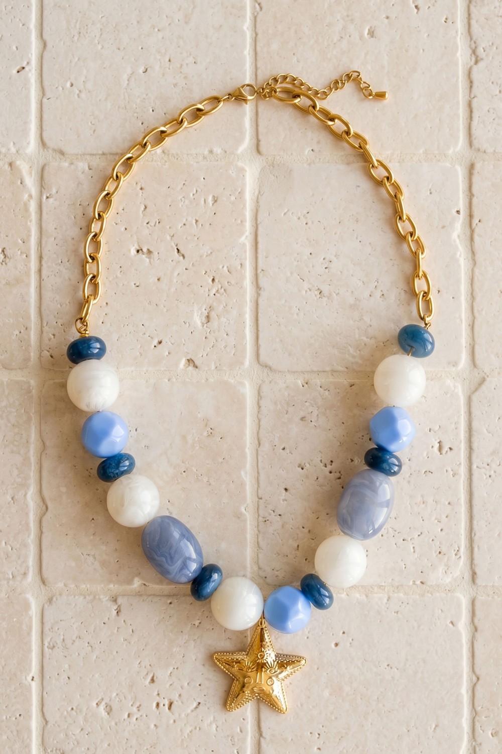 Collier en perles résine et pendentif doré