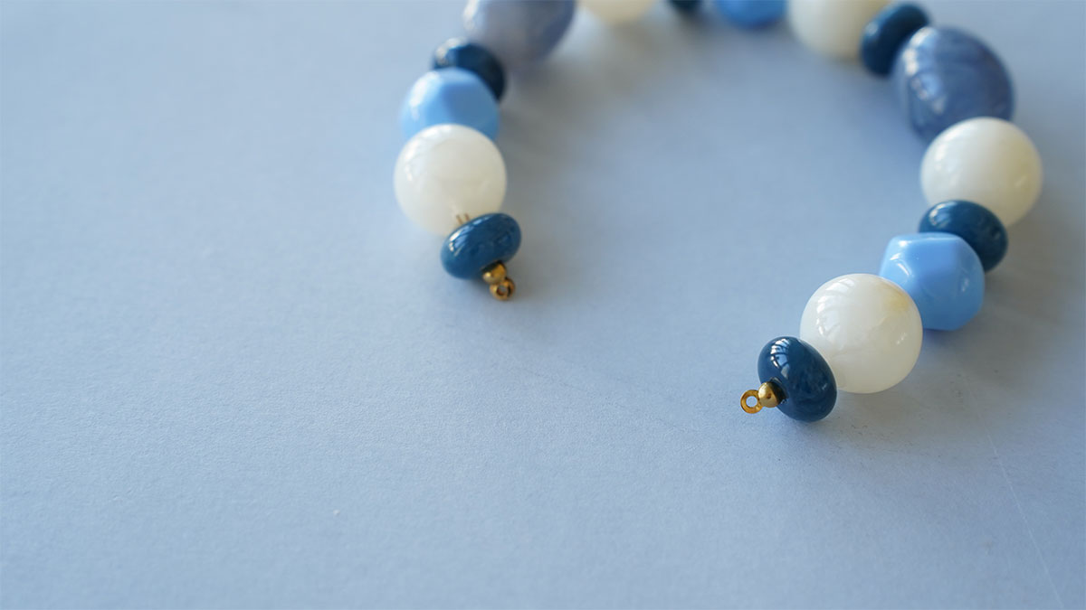 Collier en perles résine et pendentif doré : Etape 4 Collier en perles résine et pendentif doré : Etape 4
