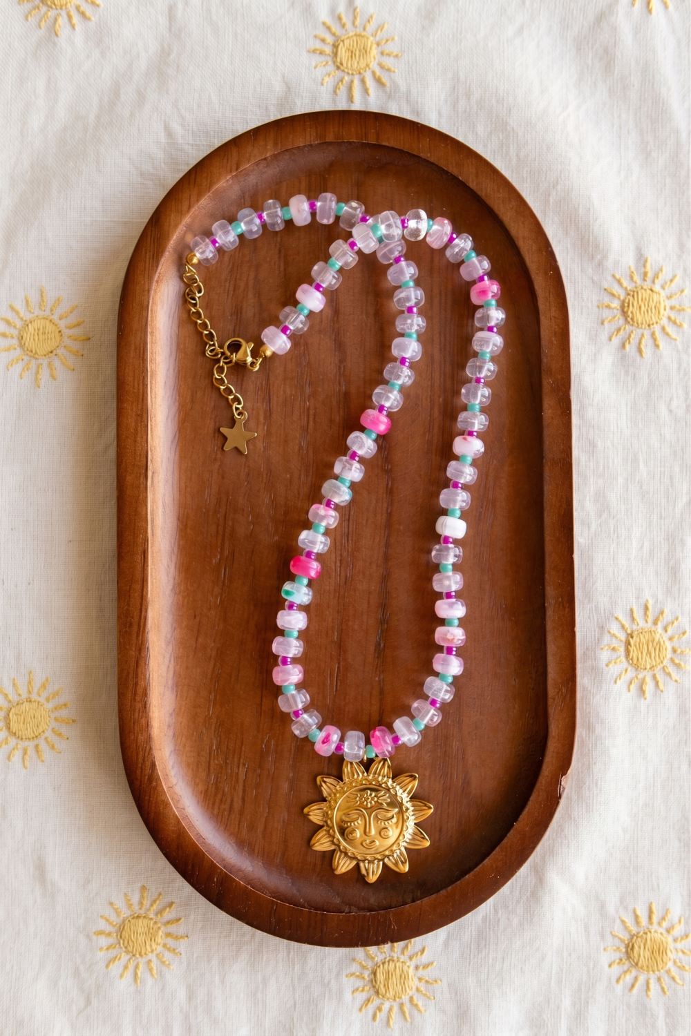 Collier perles rondelles en résine et pendentif soleil
