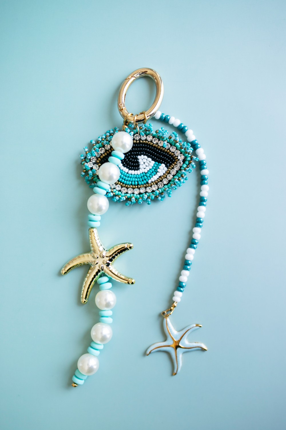 Bijou de sac avec pendentif brodé