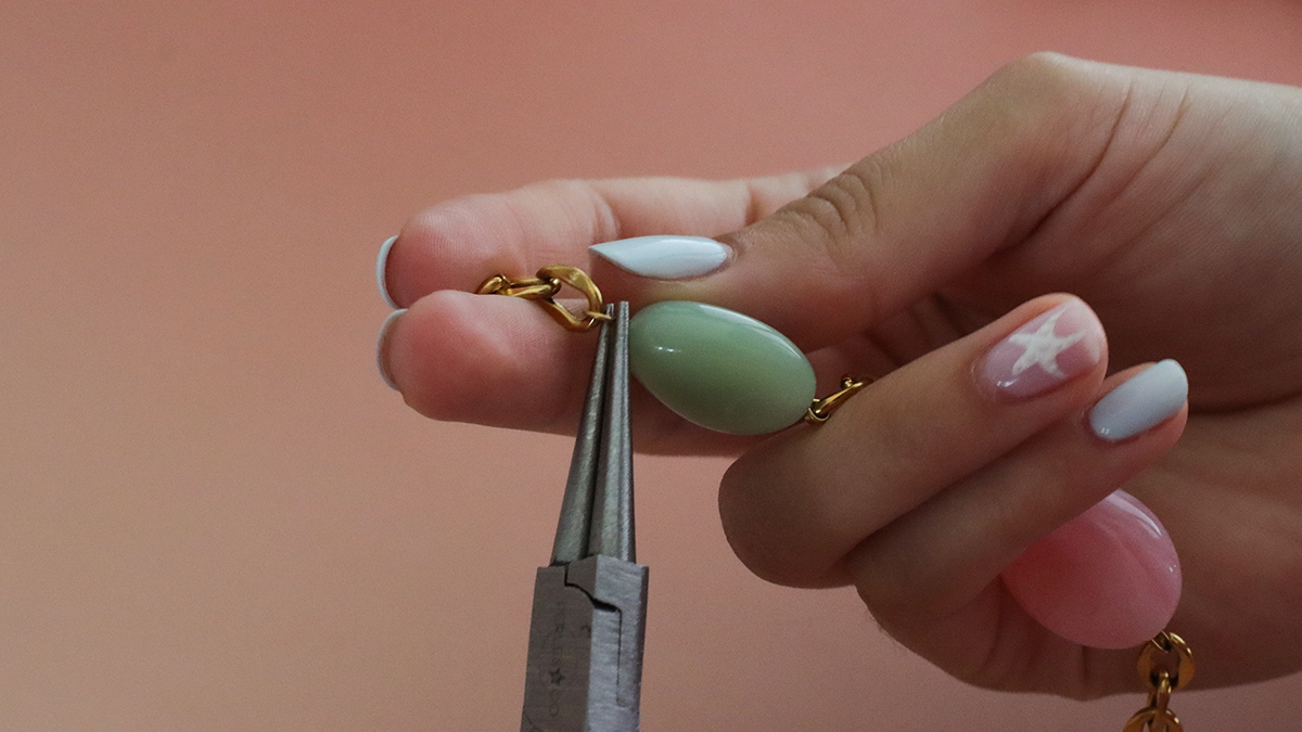 Tutoriel bracelet en perles résine et chaîne dorée : Etape 2 Tutoriel bracelet en perles résine et chaîne dorée : Etape 2